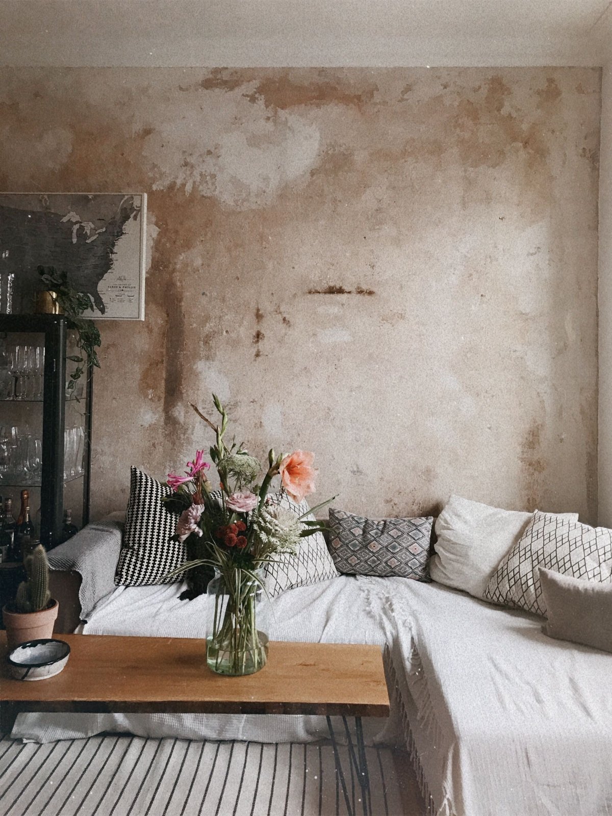 Состаренная штукатурка в интерьере