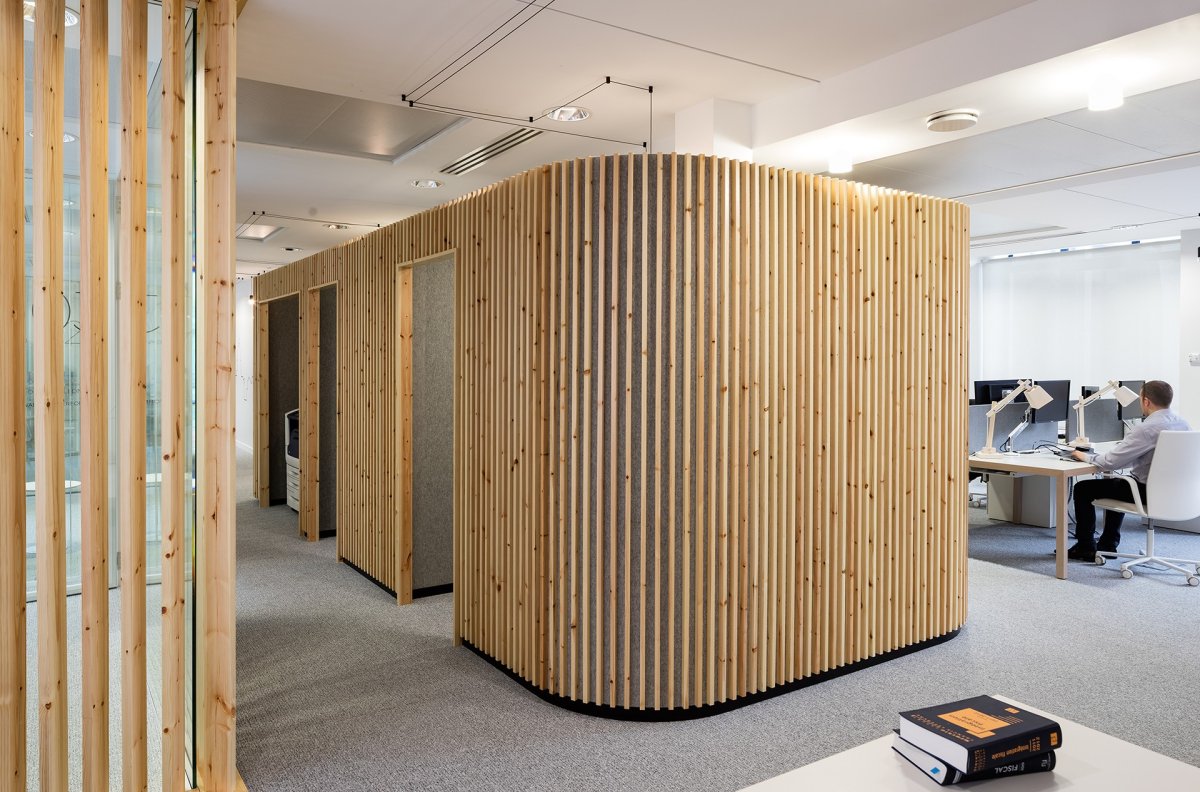 Деревянные перегородки в офисе