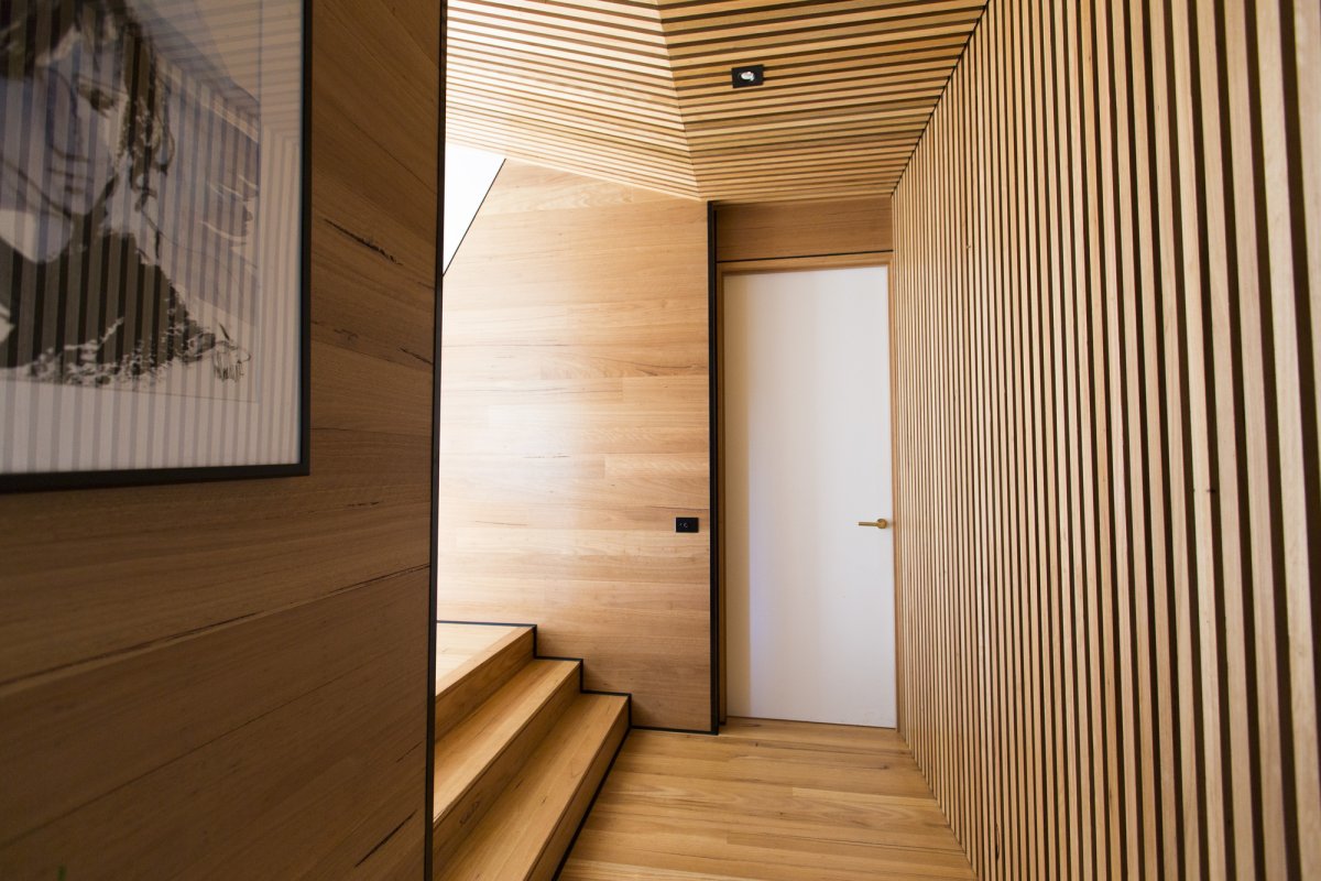 Отделка стен рейками