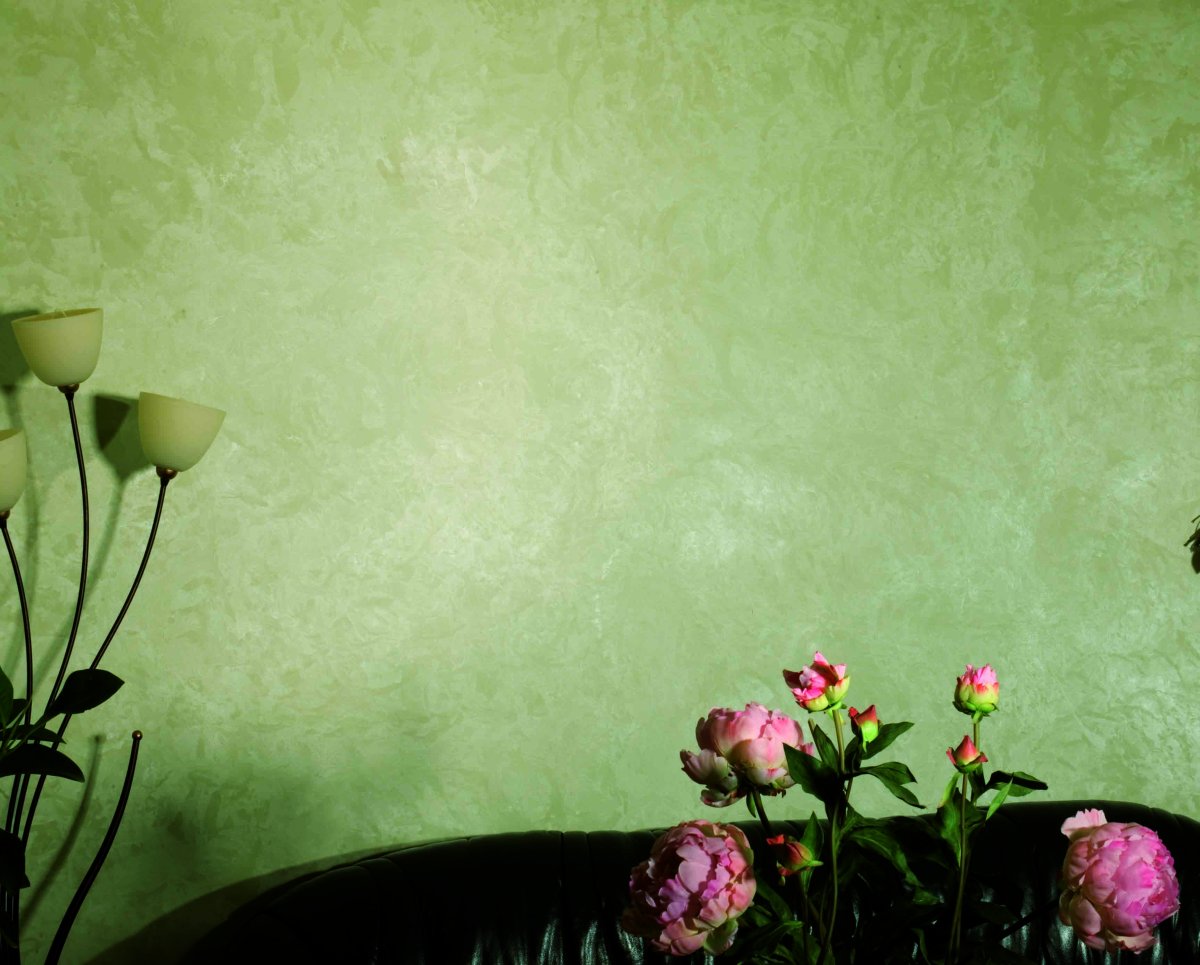 Декоративная штукатурка салатового цвета на стенах