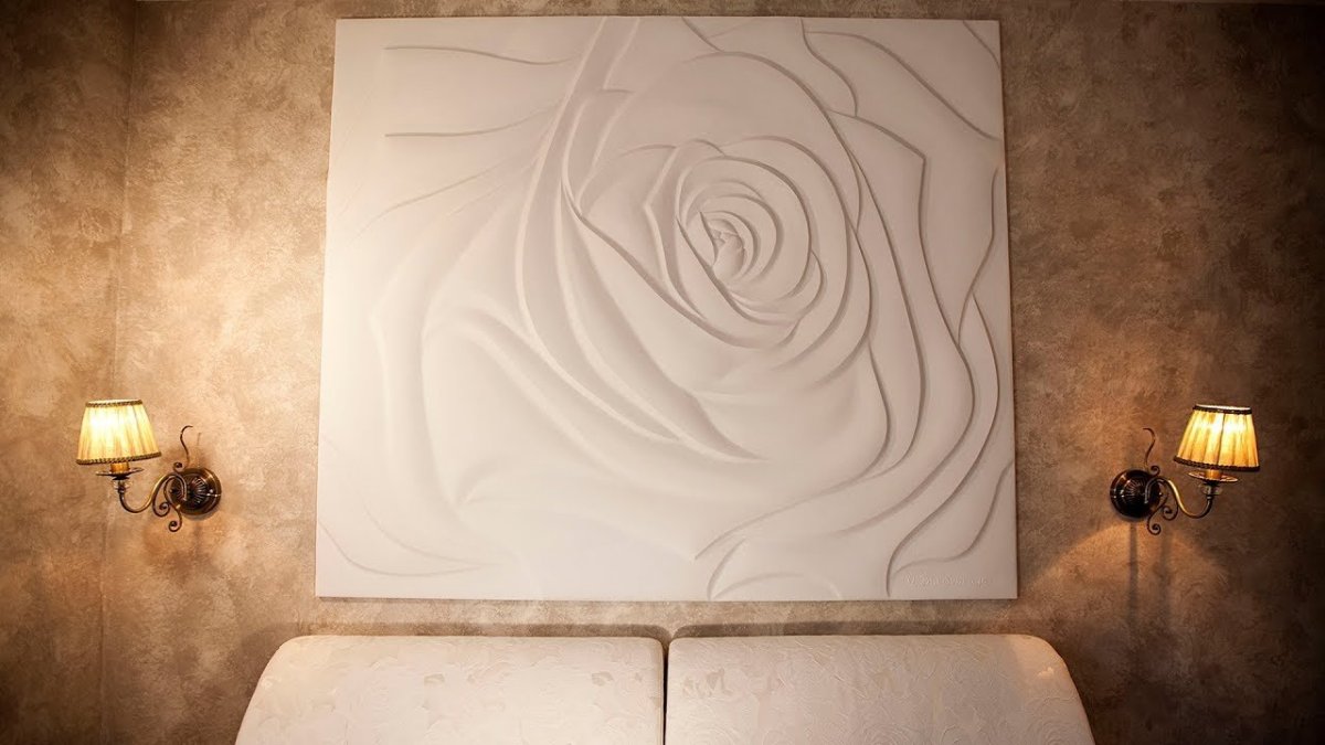 Барельеф лоза на стене