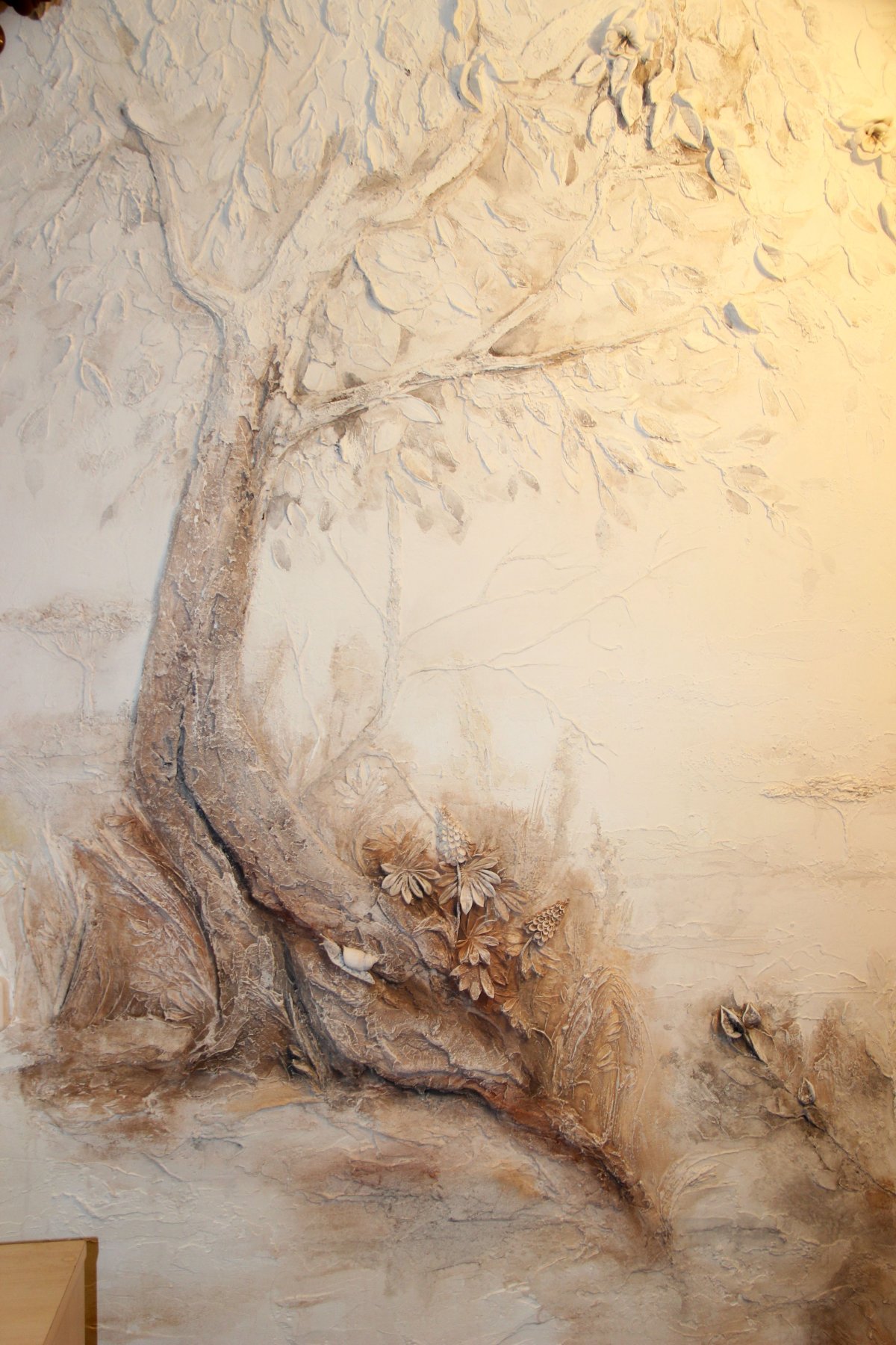 Дерево из декоративной штукатурки на стене