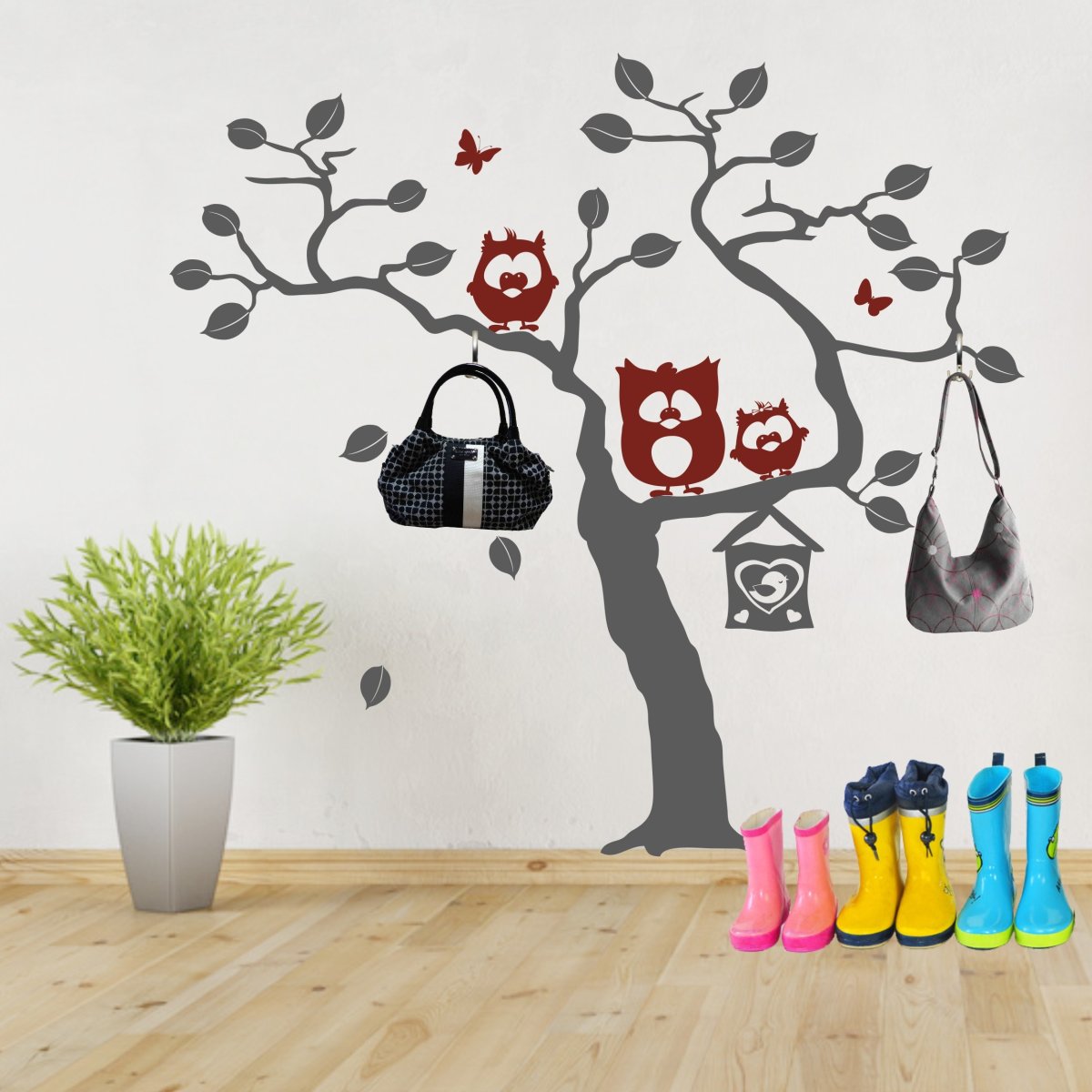 Дерево в прихожей на стене