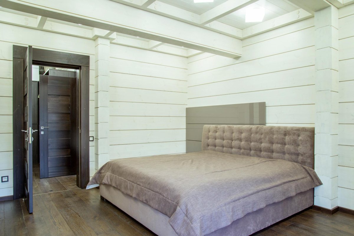 Стена из имитации бруса в интерьере