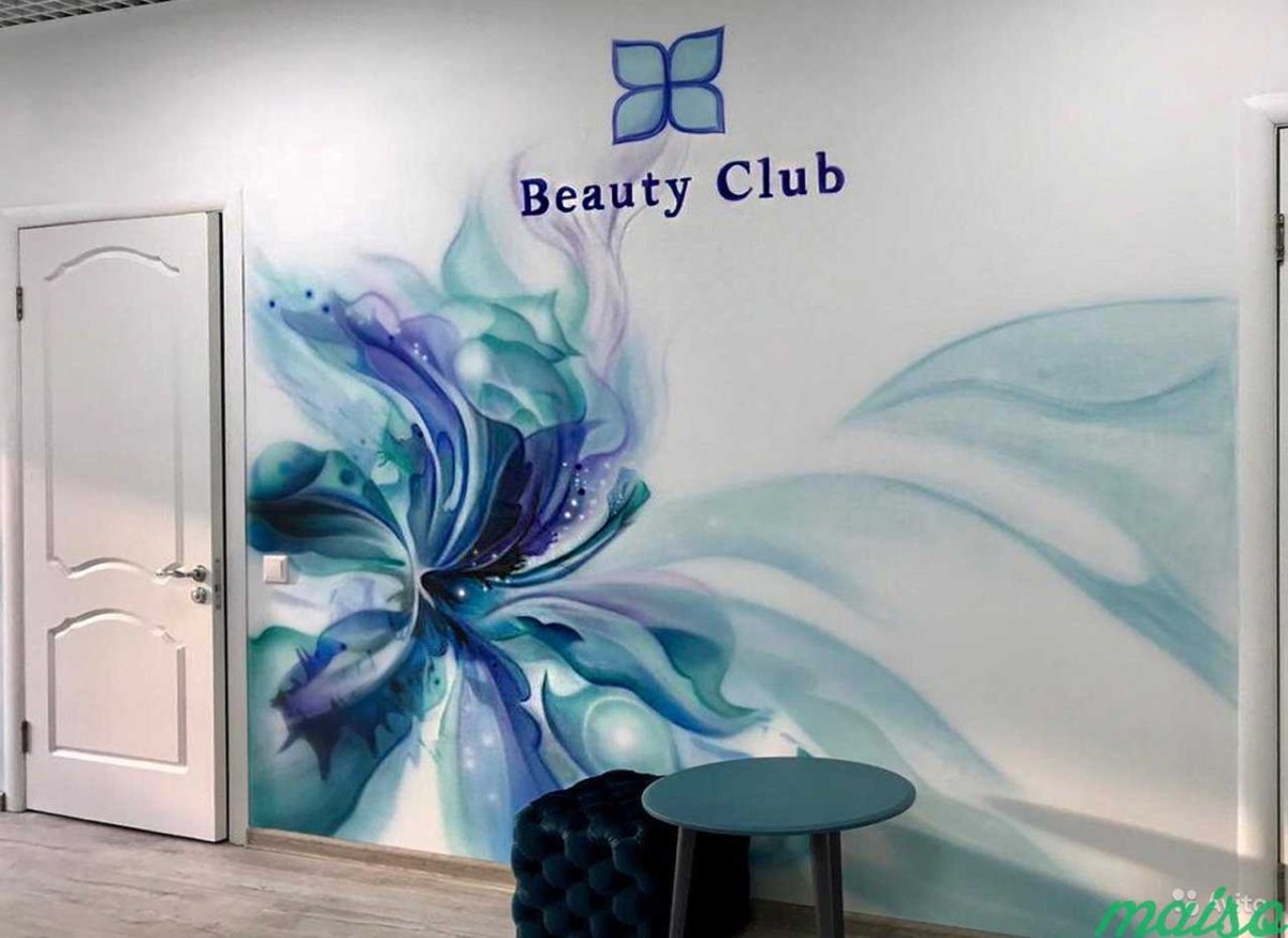 Цветы аэрографом на стене