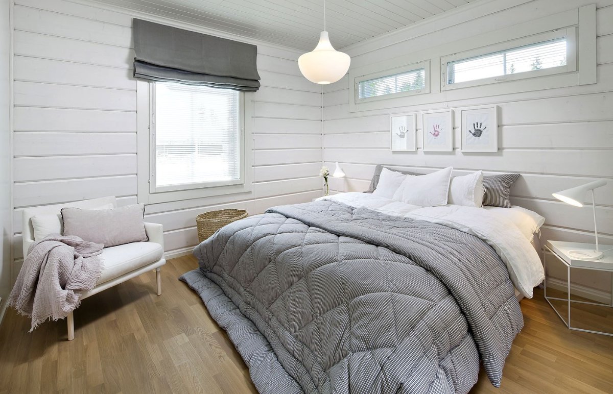 Спальня в скандинавском стиле в деревянном доме