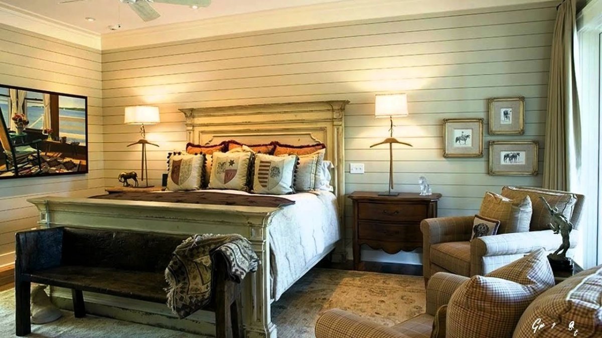 Комната с деревянной стеной