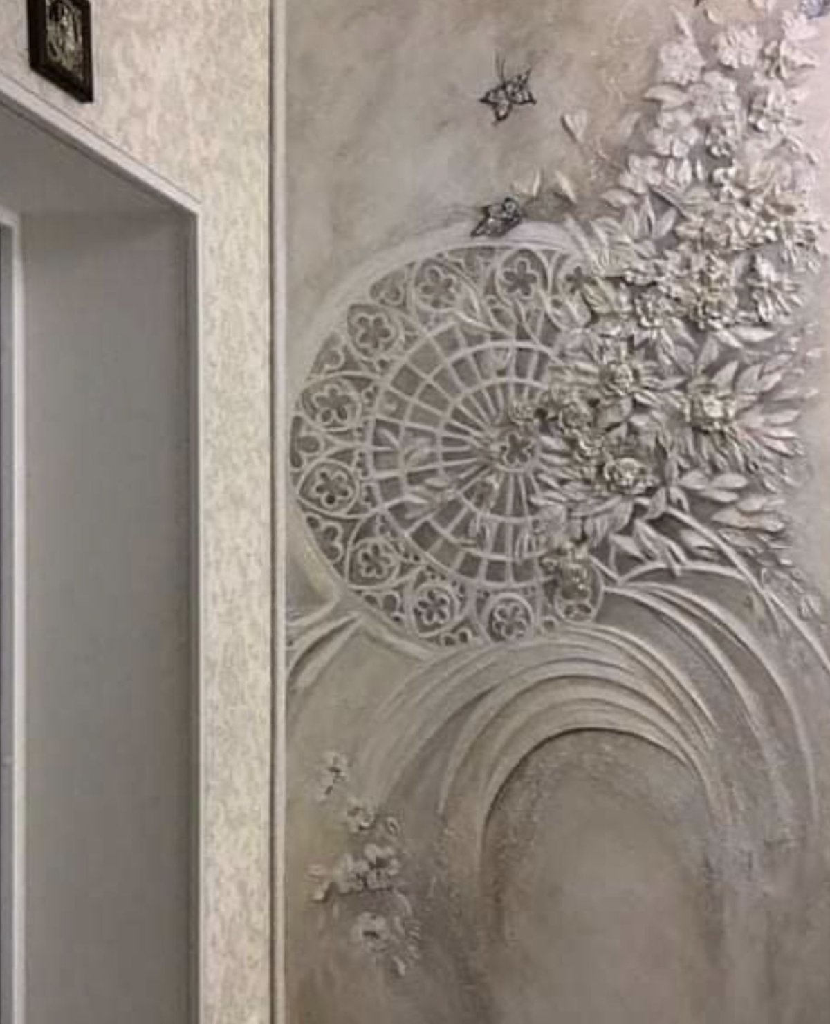 Барельеф на дверце шкафа