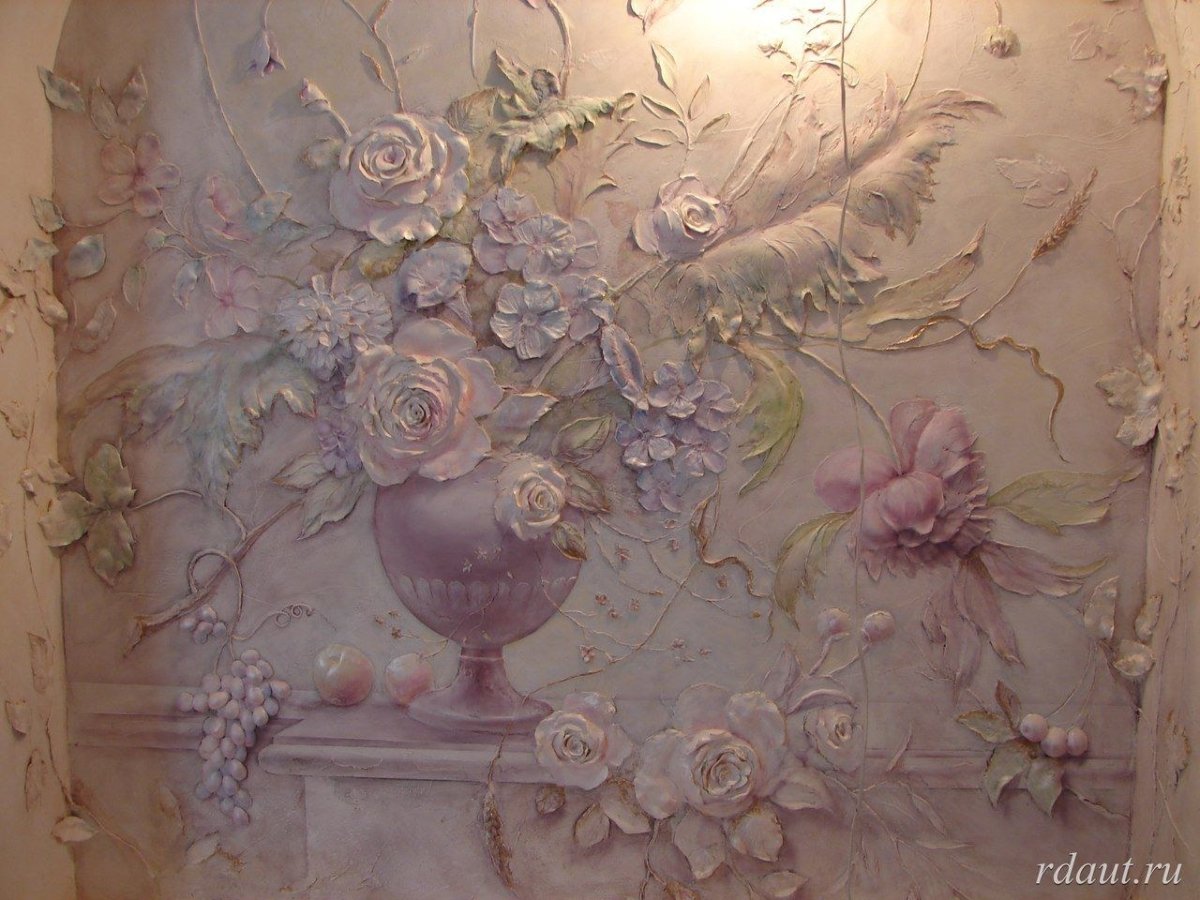 Лепнина на стенах розы