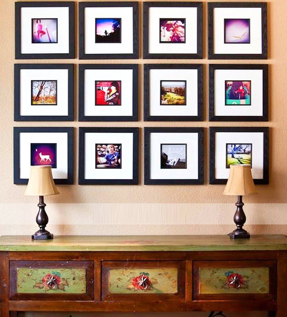 Развешать фоторамки на стене
