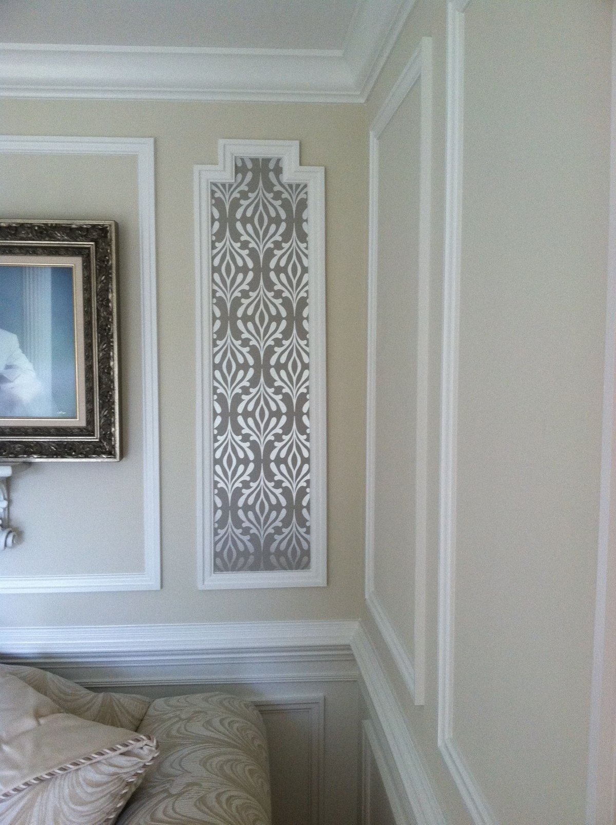 Панно из молдингов на стене