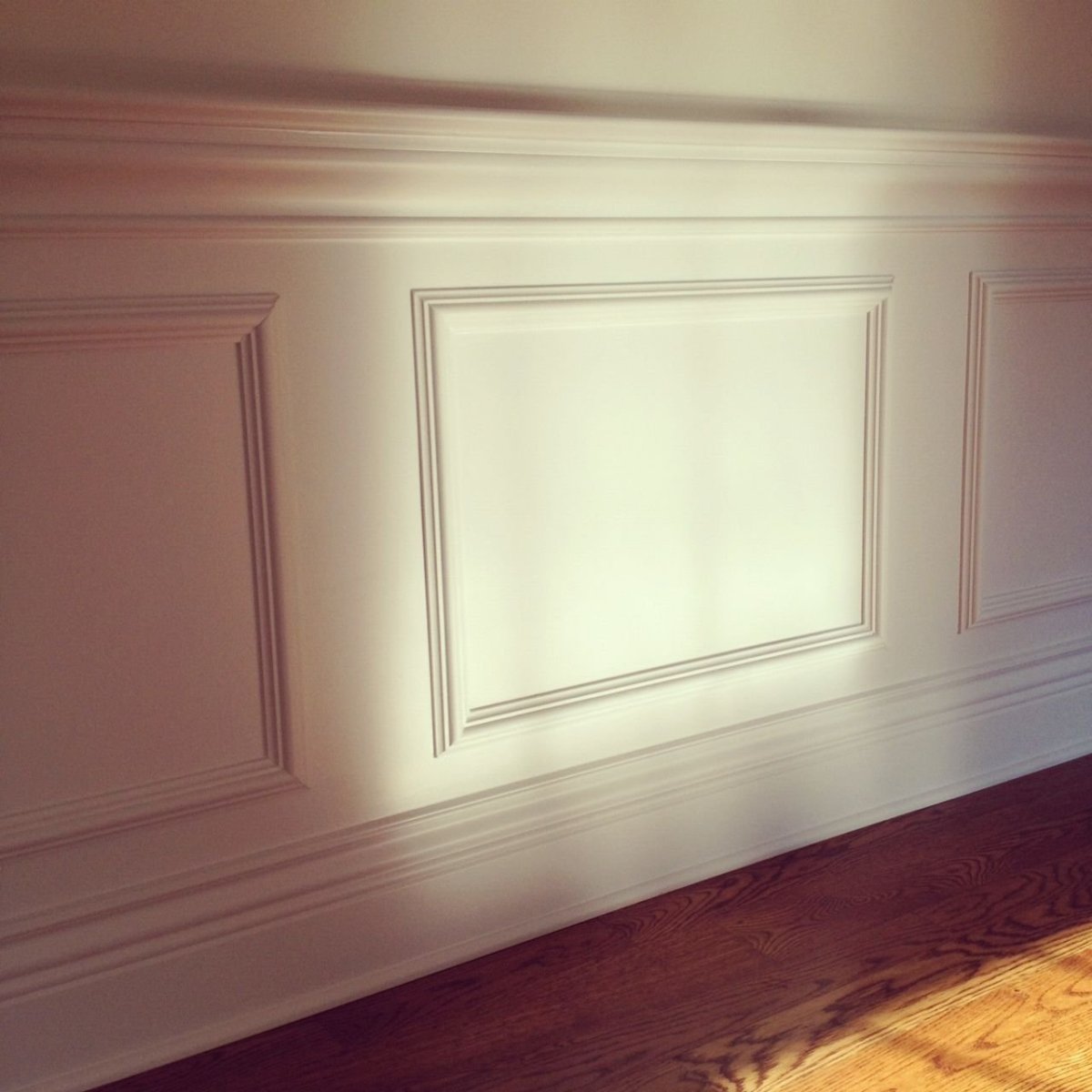 Рамка на стене из плинтуса