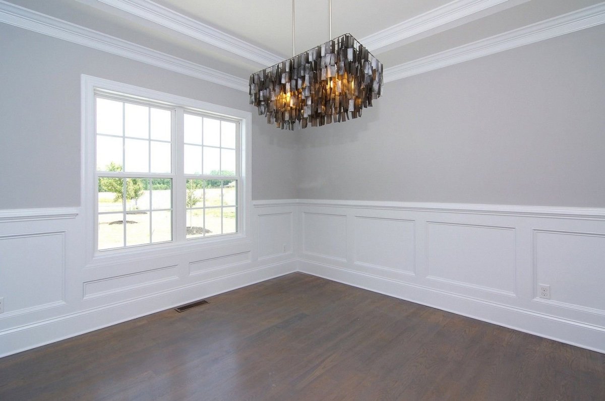 Крашеные стены с молдингами