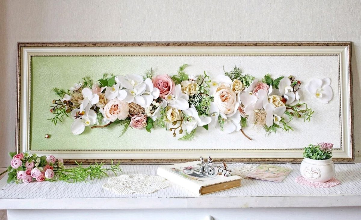 Панно с искусственными цветами