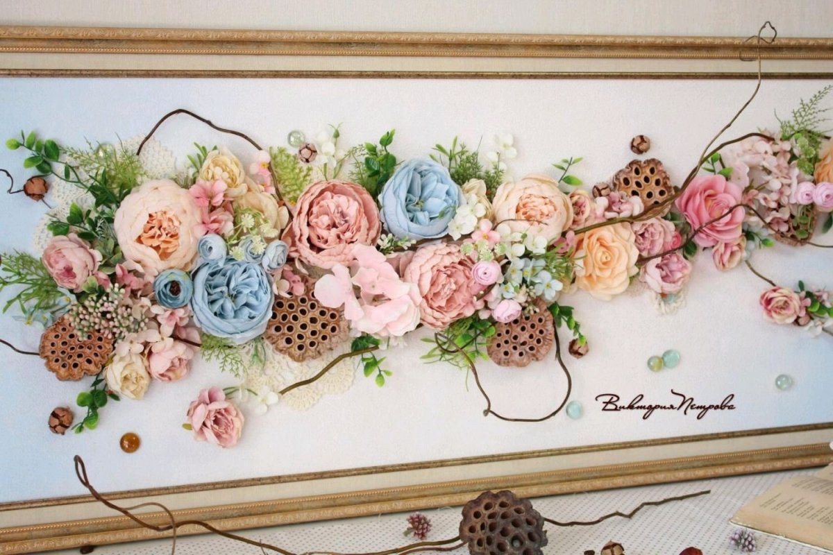 Панно с искусственными цветами