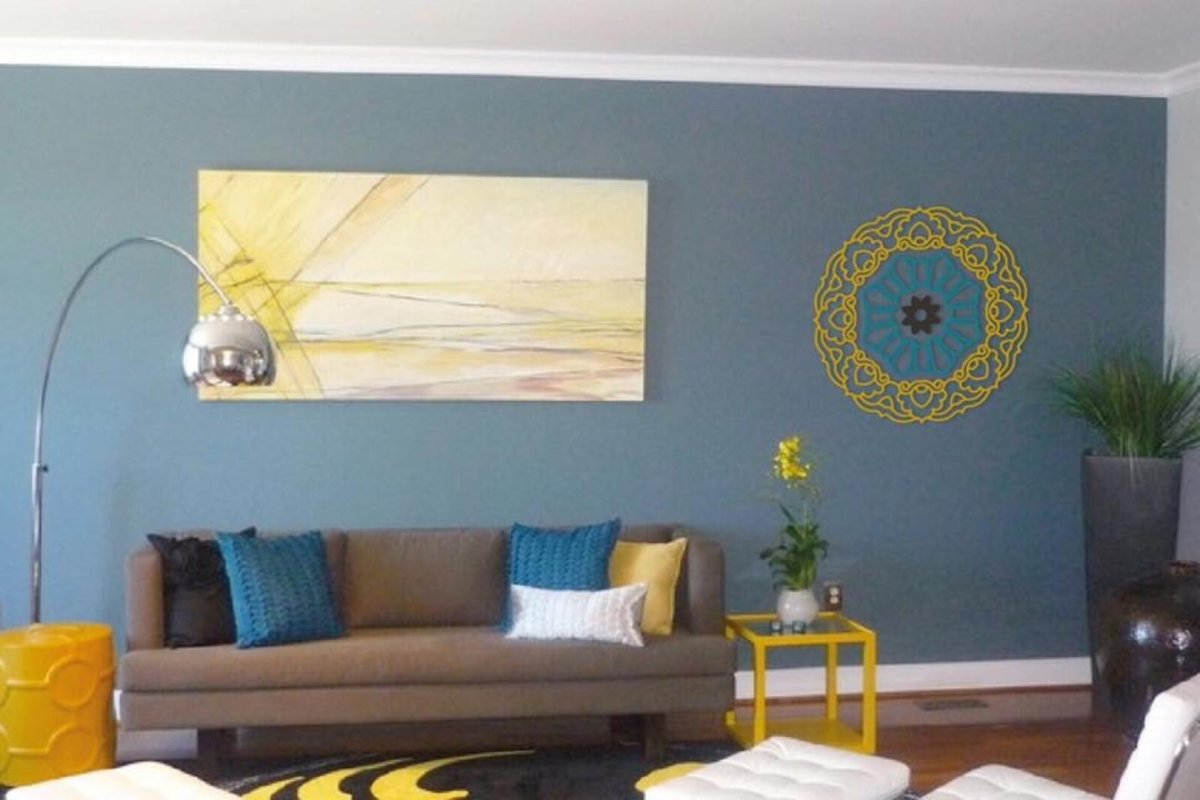 Покраска стен в гостиной желтый