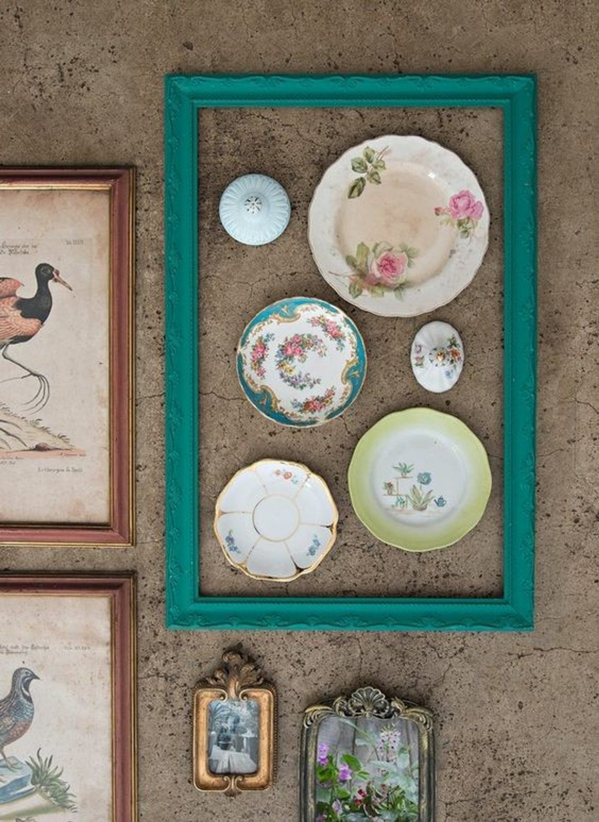 Коллекция тарелок на стене