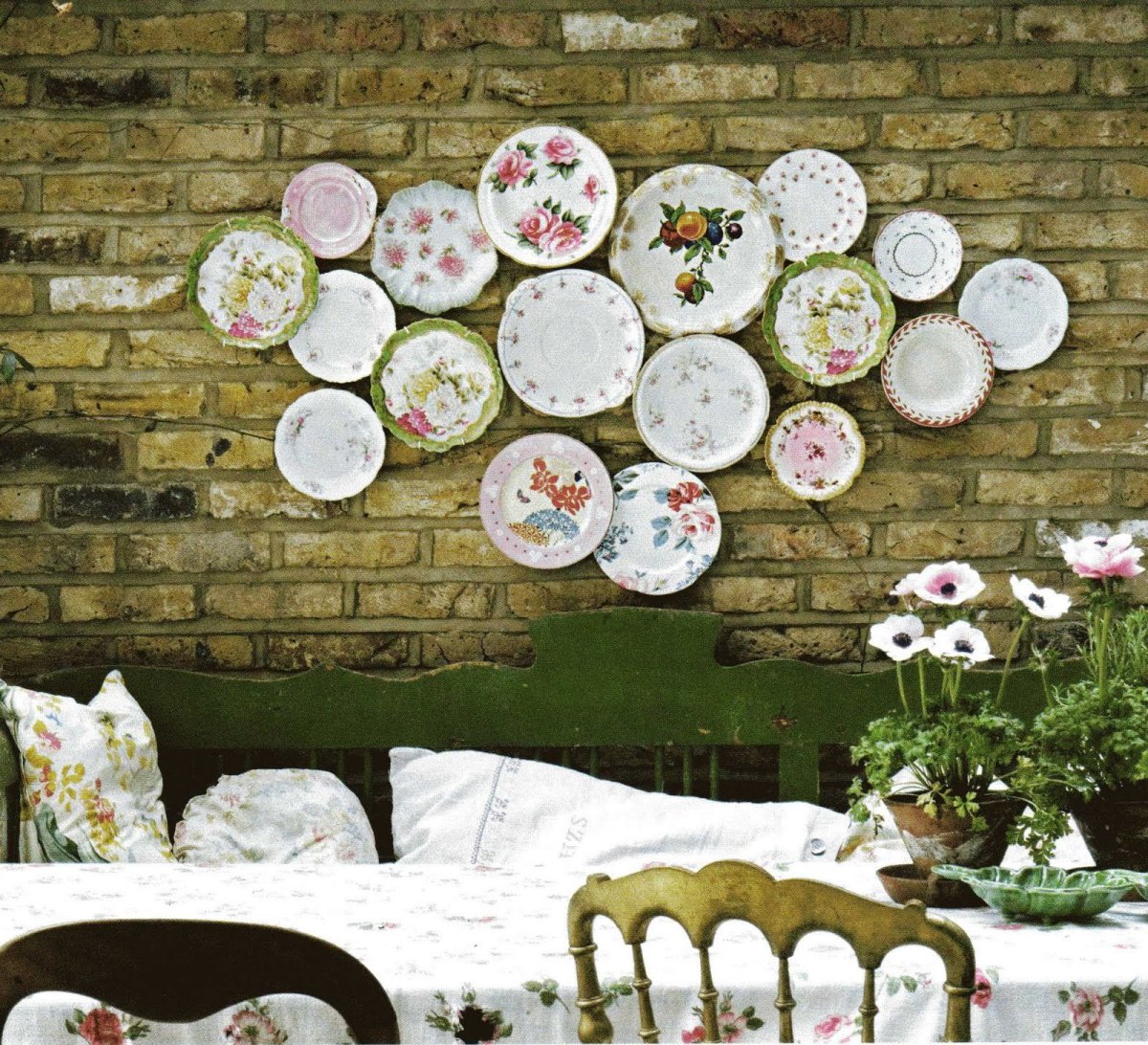 Панно из тарелок на стене