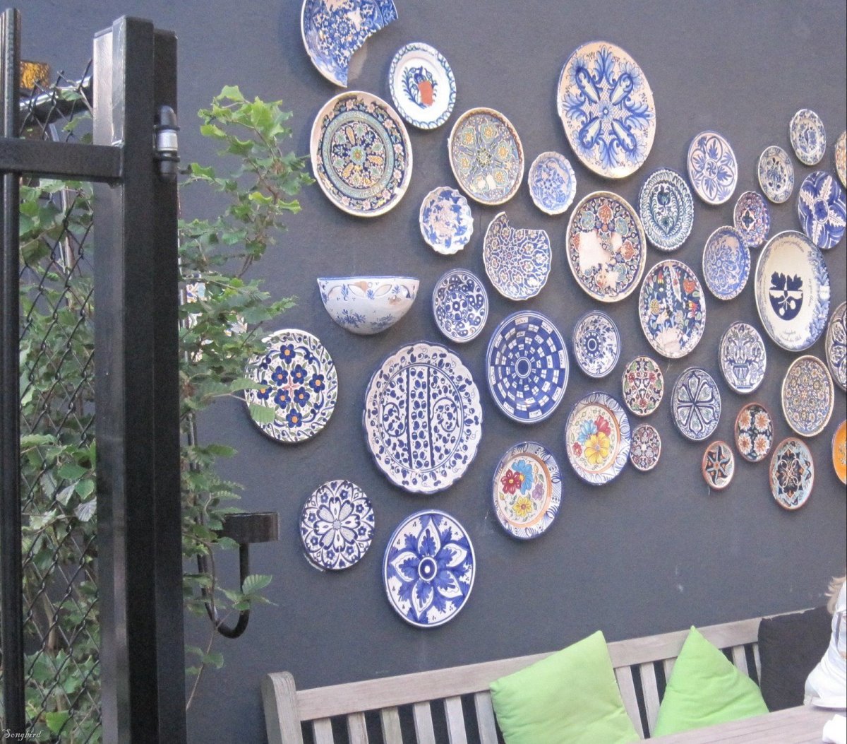 Декор из тарелок на даче