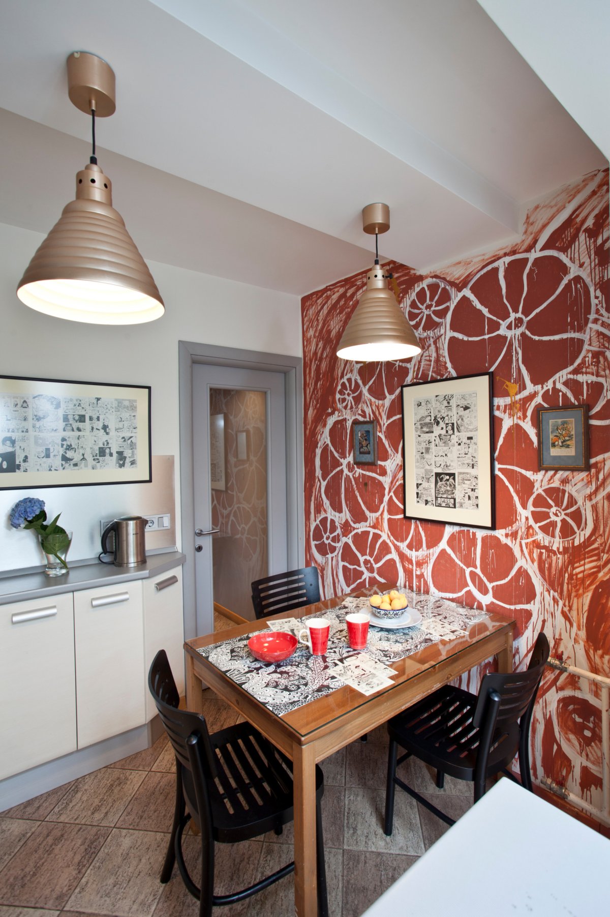 Стена над обеденным столом в кухне