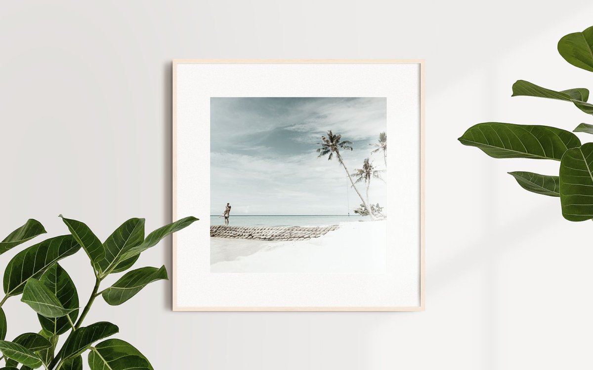 Квадратная картина в рамке на стене