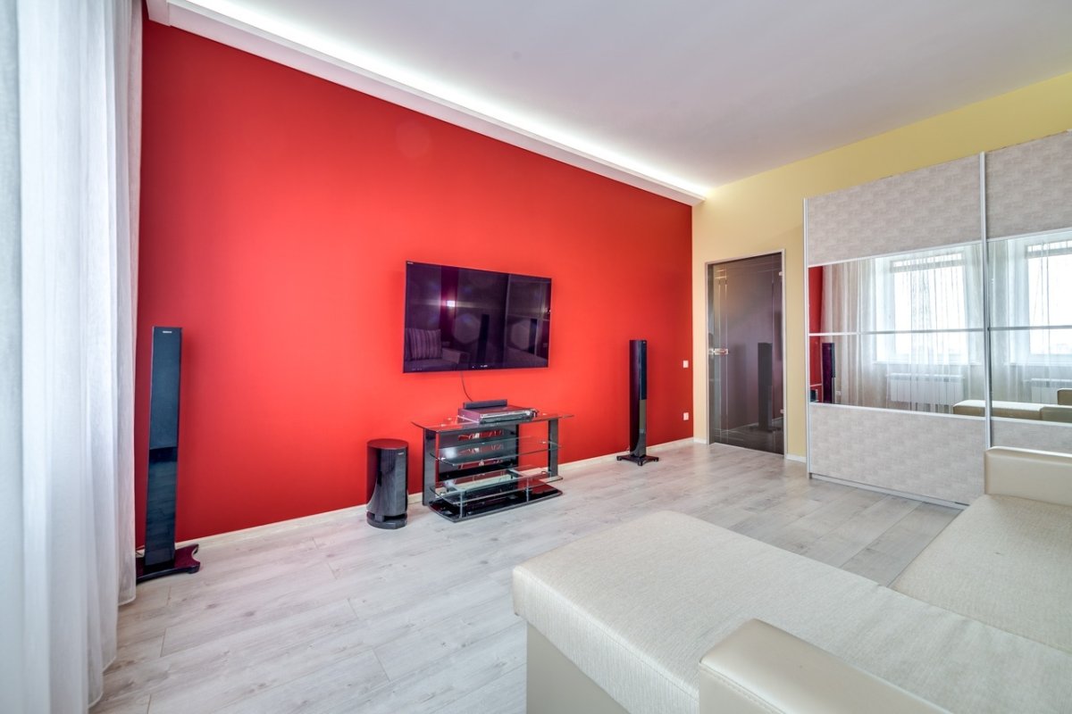 Комната с красными стенами