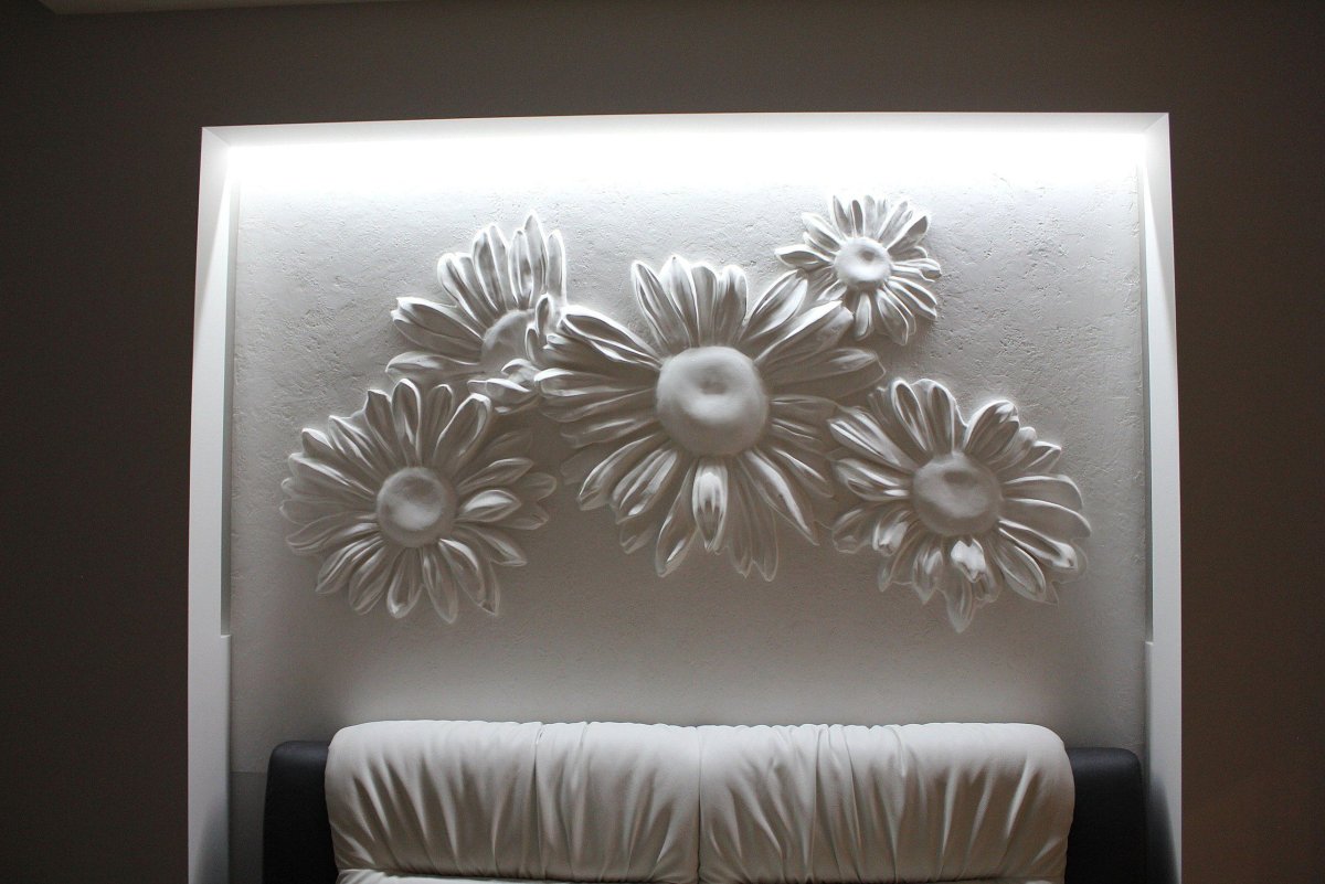 Ромашки из гипса на стене