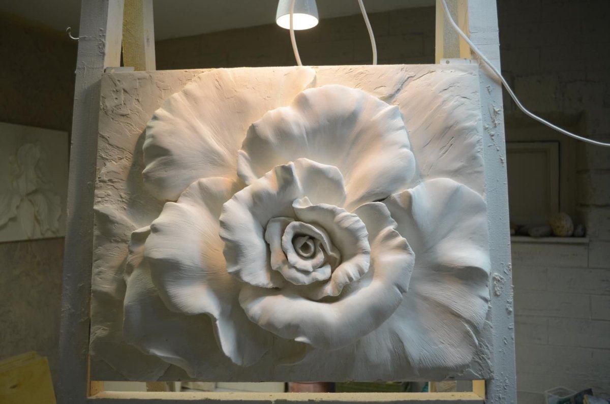 Наталья Понятова барельеф