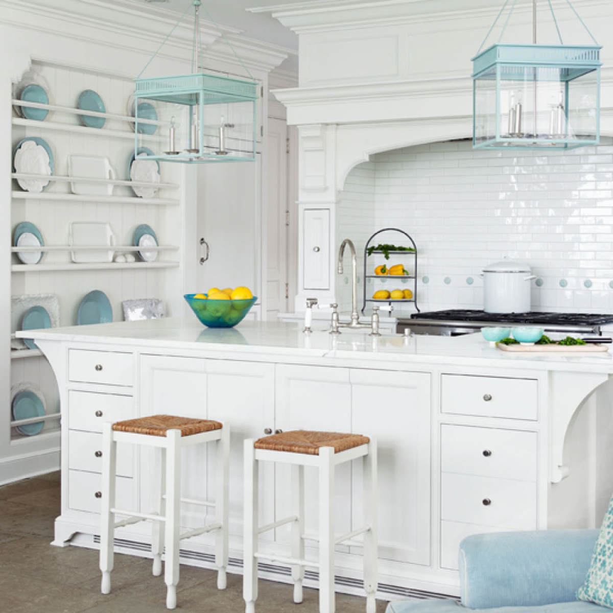 Белая кухня в ретро стиле