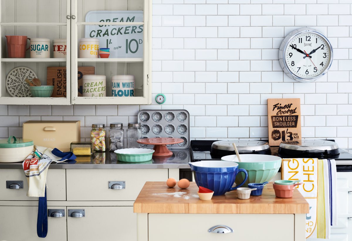 Часы на кирпичной стене на кухне