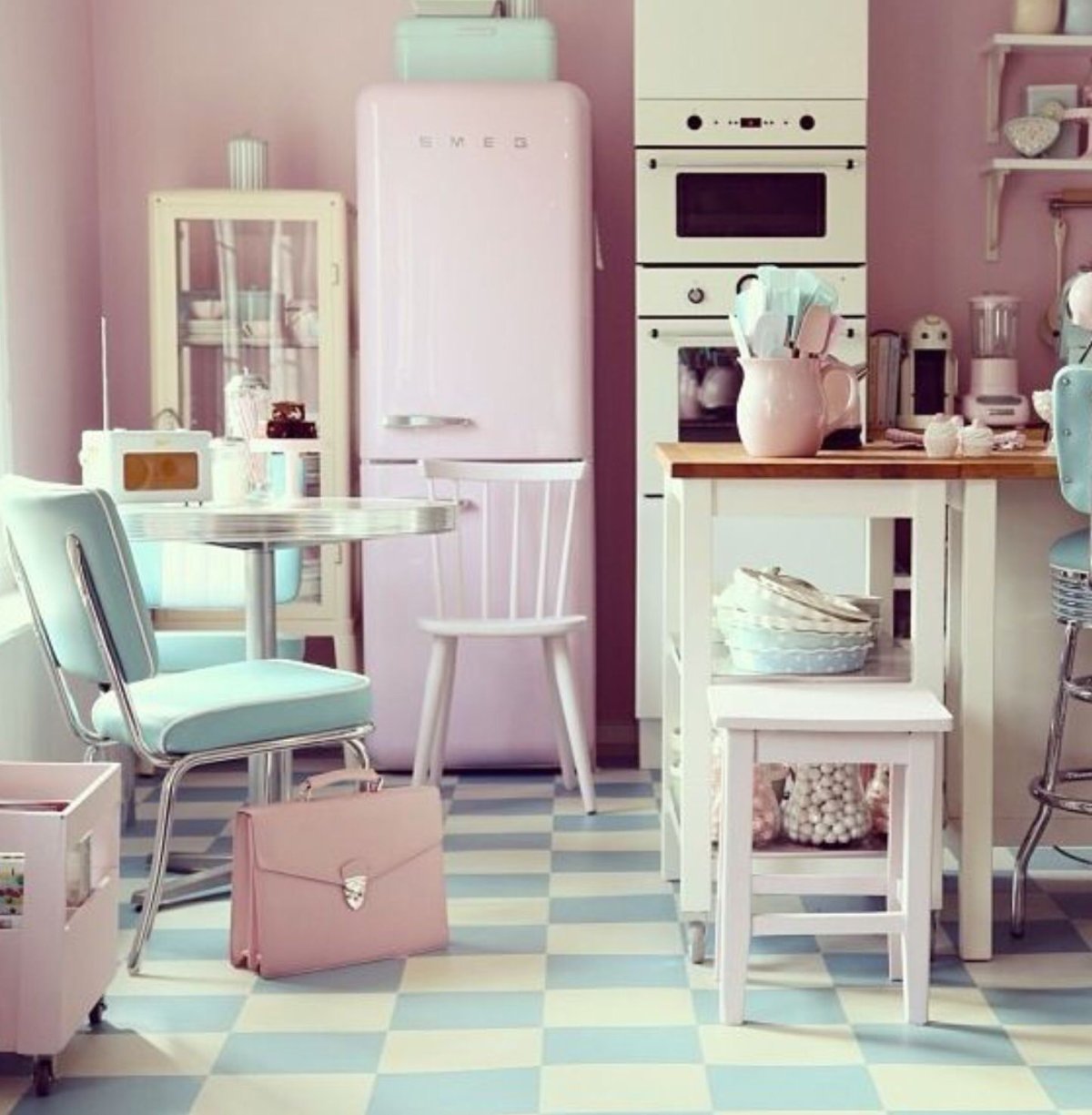 Кухня в розово голубых тонах