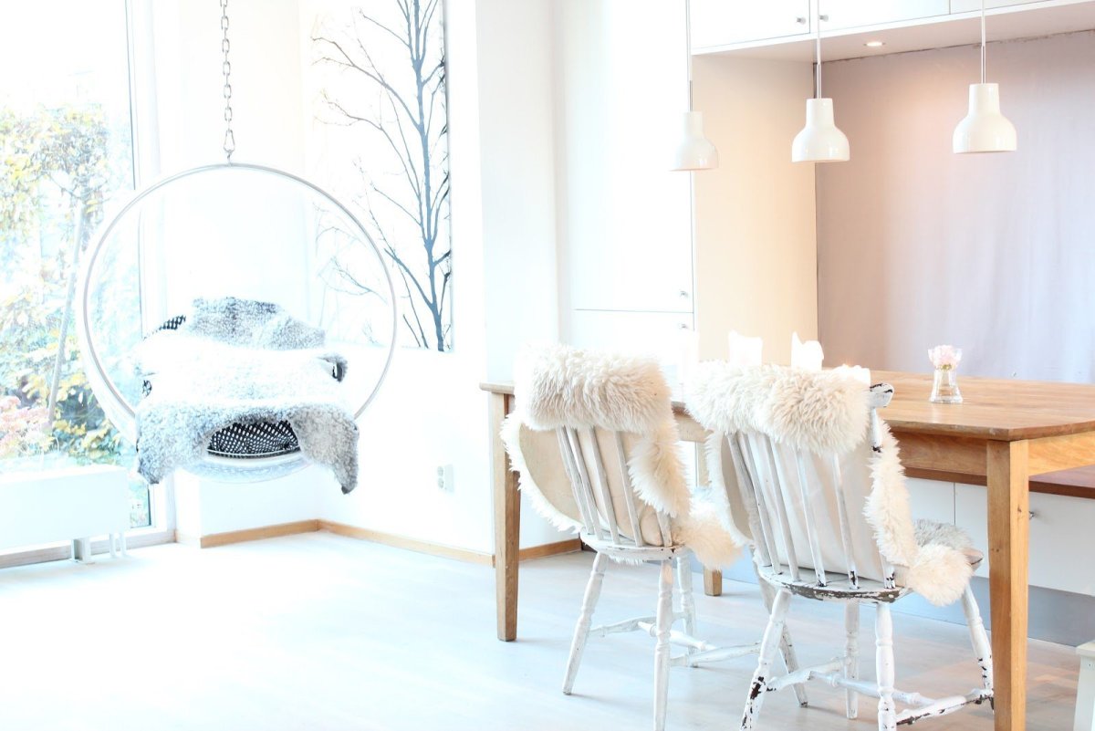 Подвесное кресло в скандинавском интерьере