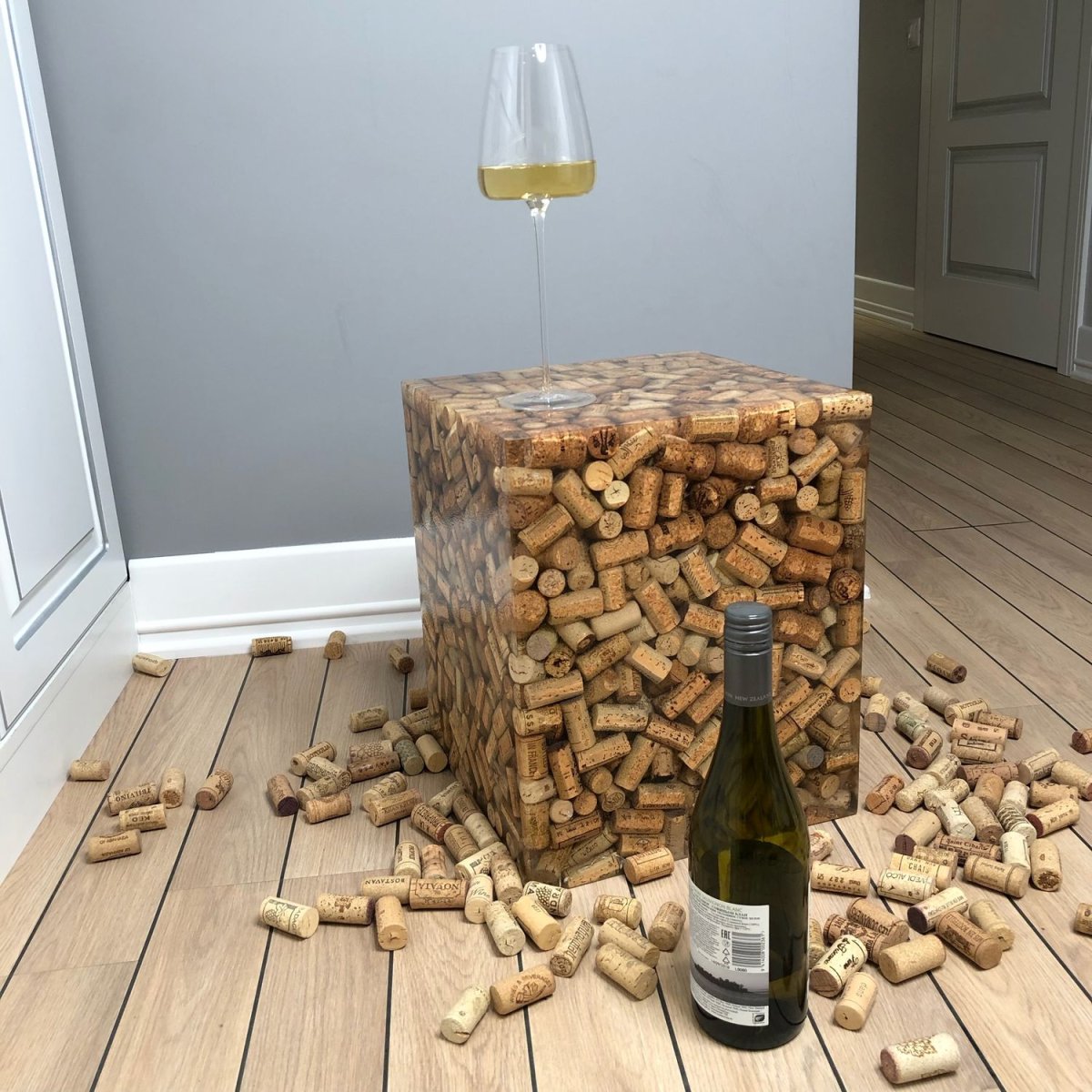 Стол из винных пробок