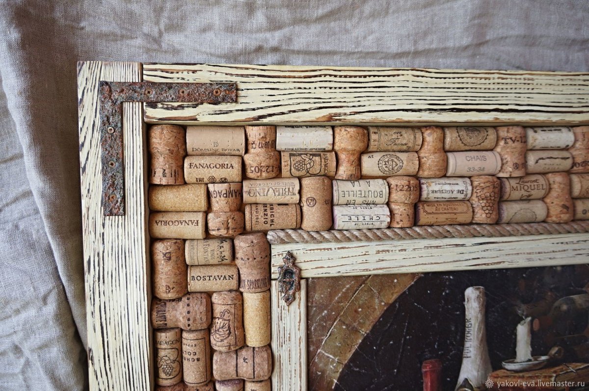Ваза с пробками от вина в интерьере