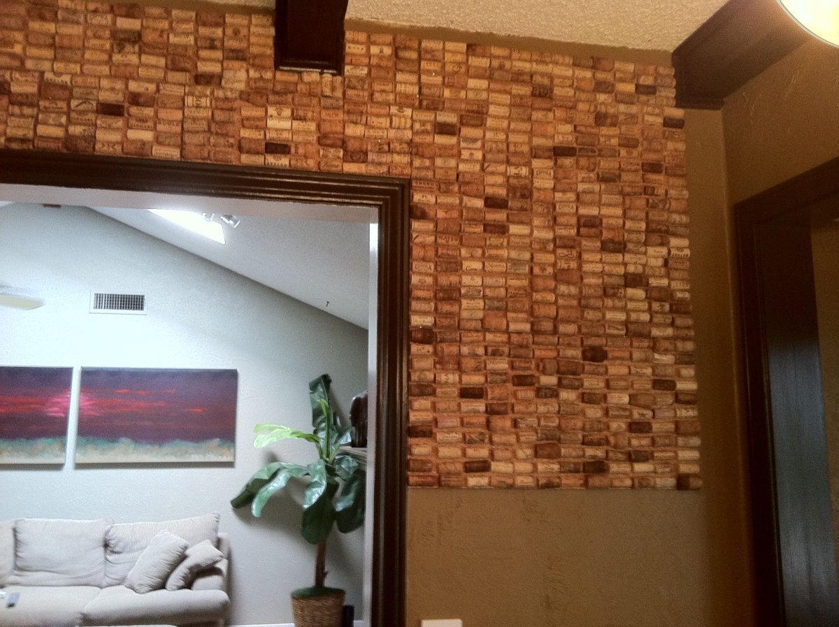 Декоративный камин из винных пробок