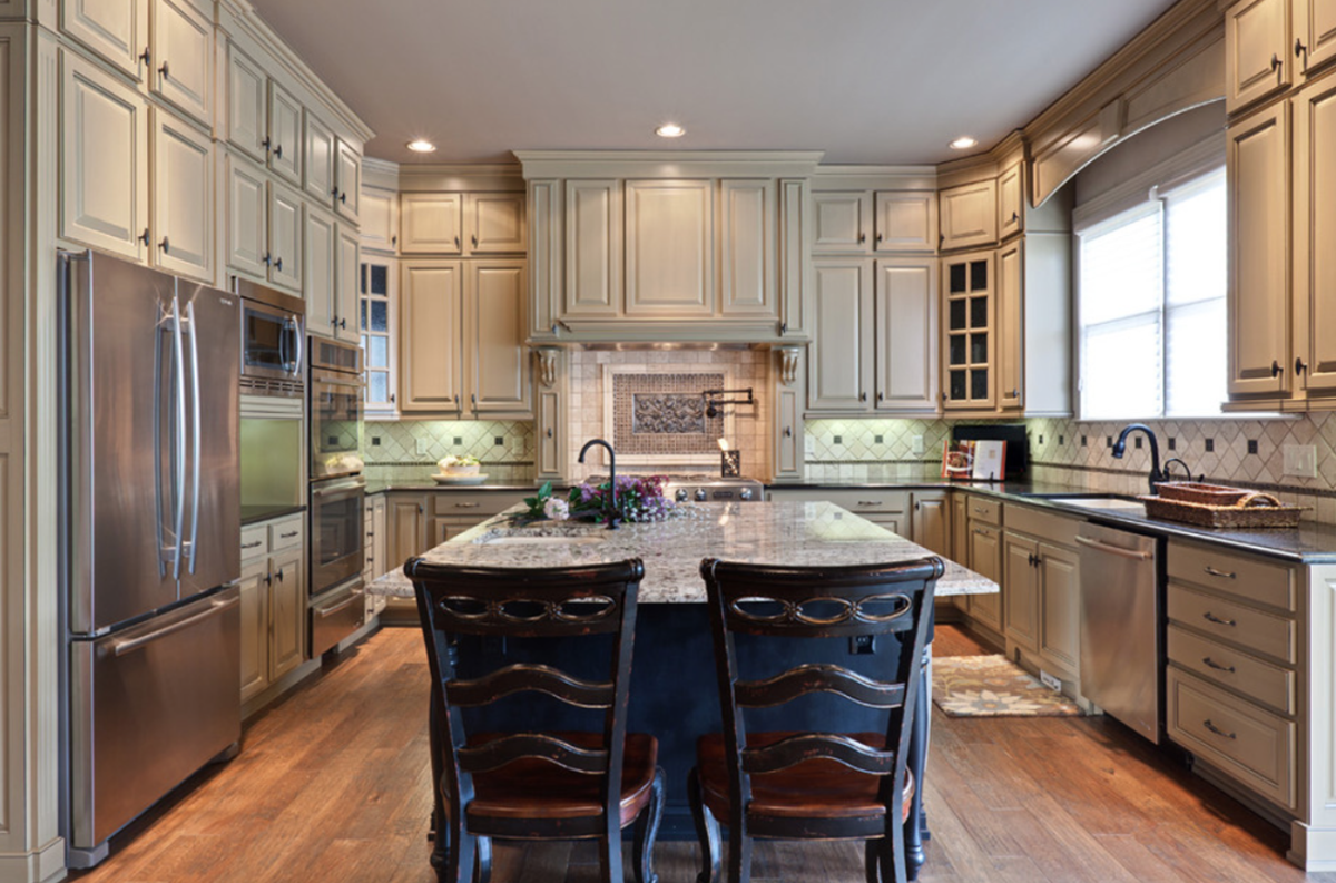 Кухни в американском стиле цветные