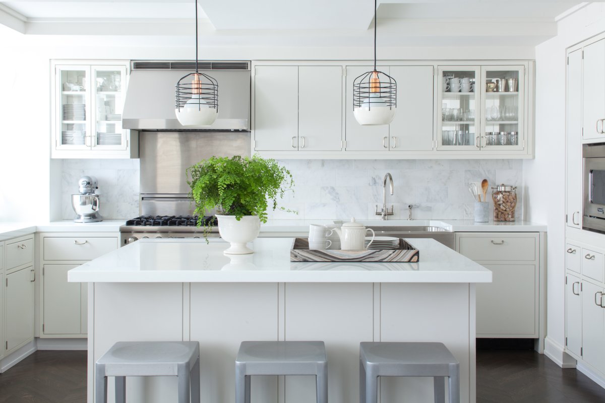 Белая кухня в американском стиле хрущевка