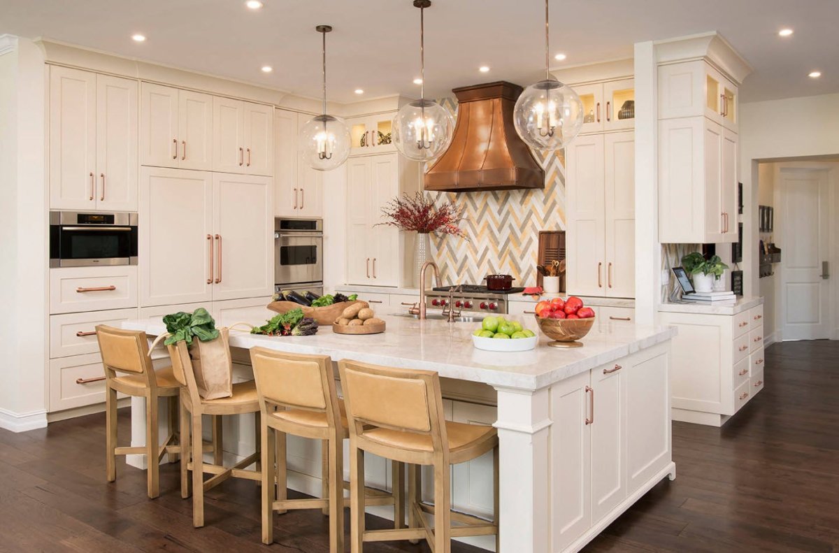 Светлая кухня с островом