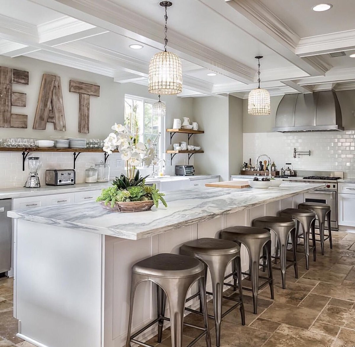 Кухня с островом и столовой