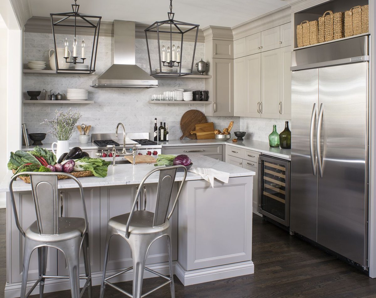 Кухни в американском стиле с полками