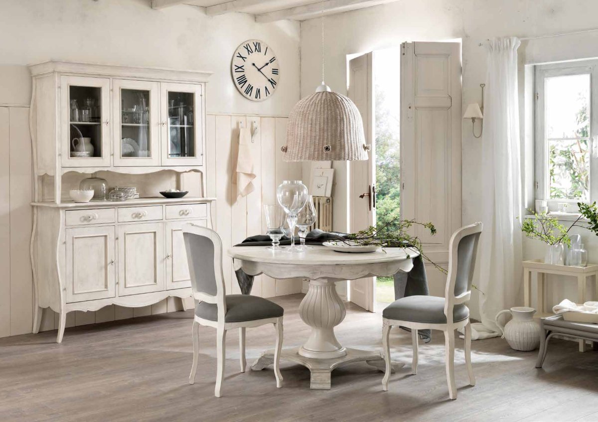 Белый стол в английском стиле с потертостями