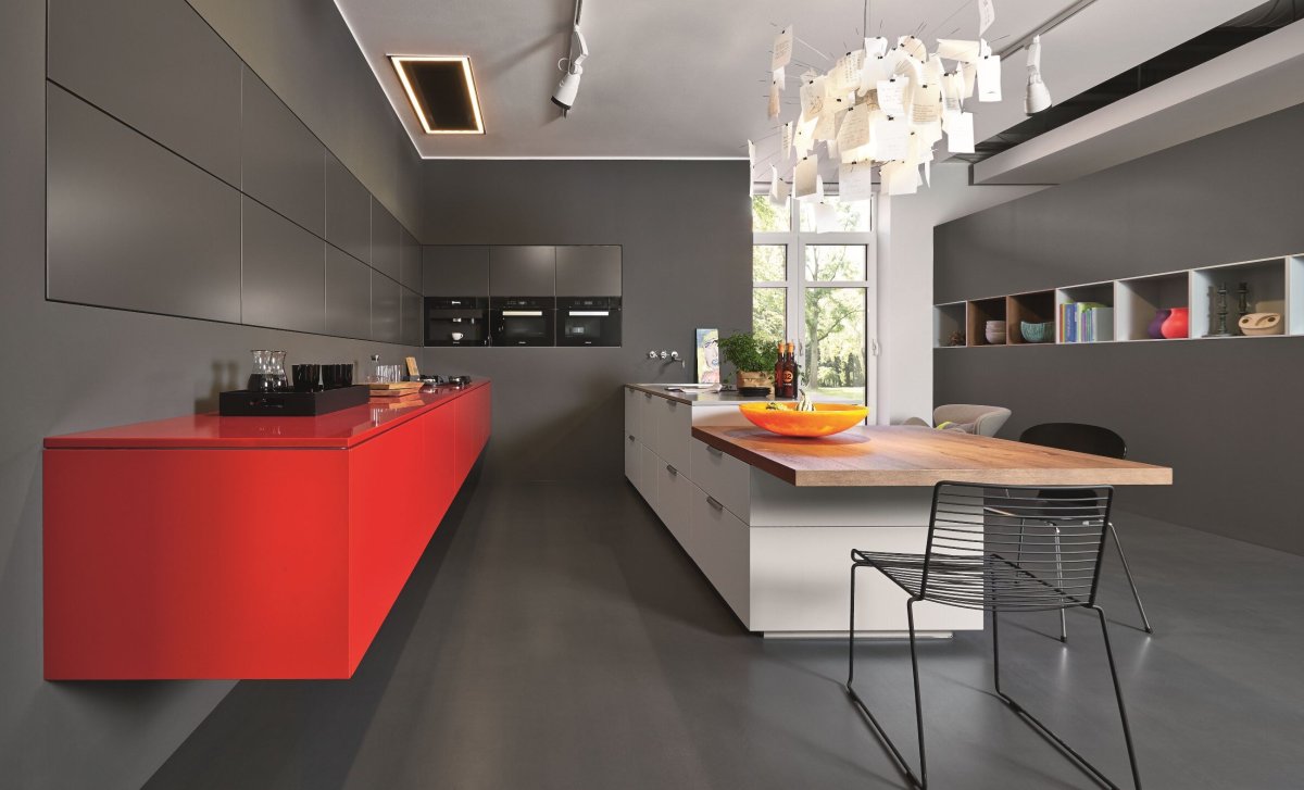 Стильная кухня с красным в современном стиле