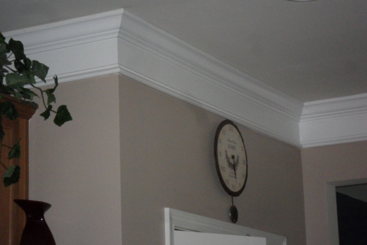 Высокий потолочный плинтус в интерьере