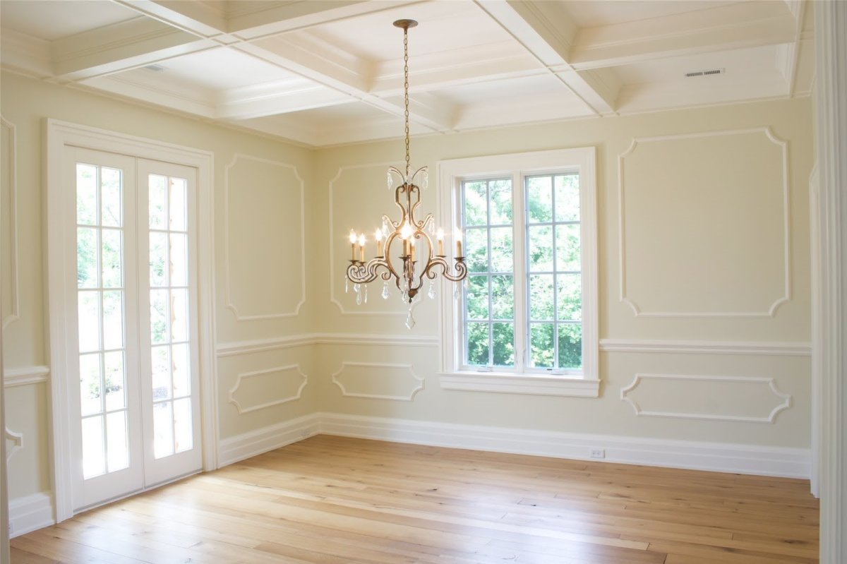Комната с молдингами