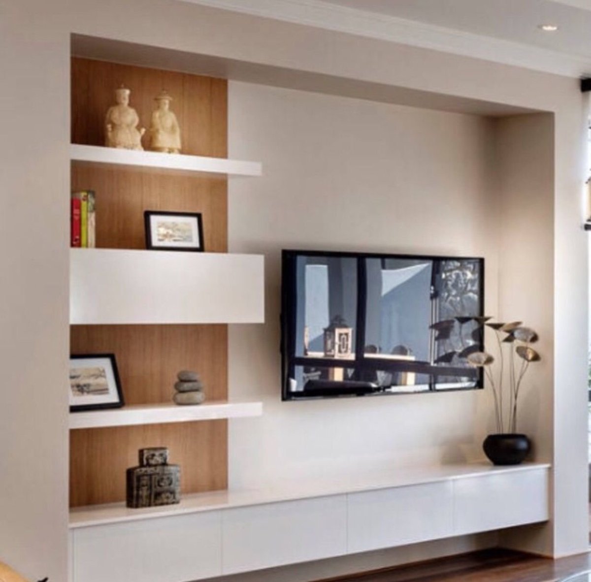 Полки по бокам телевизора