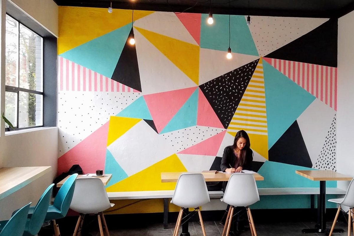 Разноцветные геометрические фигуры на стене