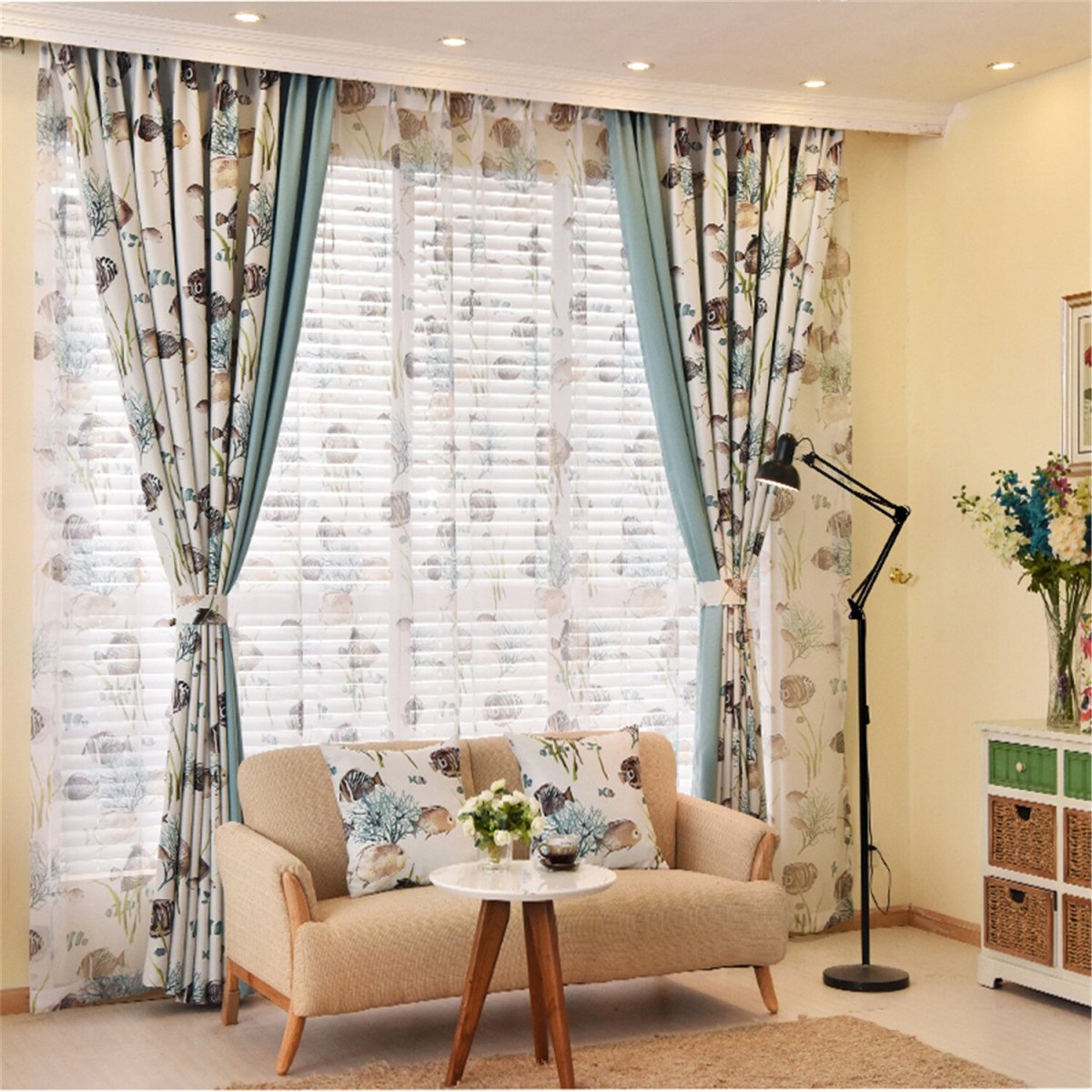 Яркие шторы в гостиную