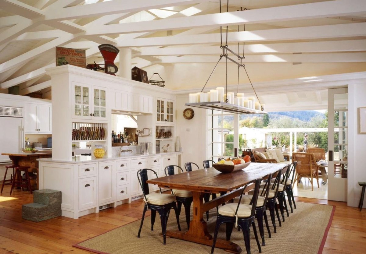 Деревянный потолок в столовой