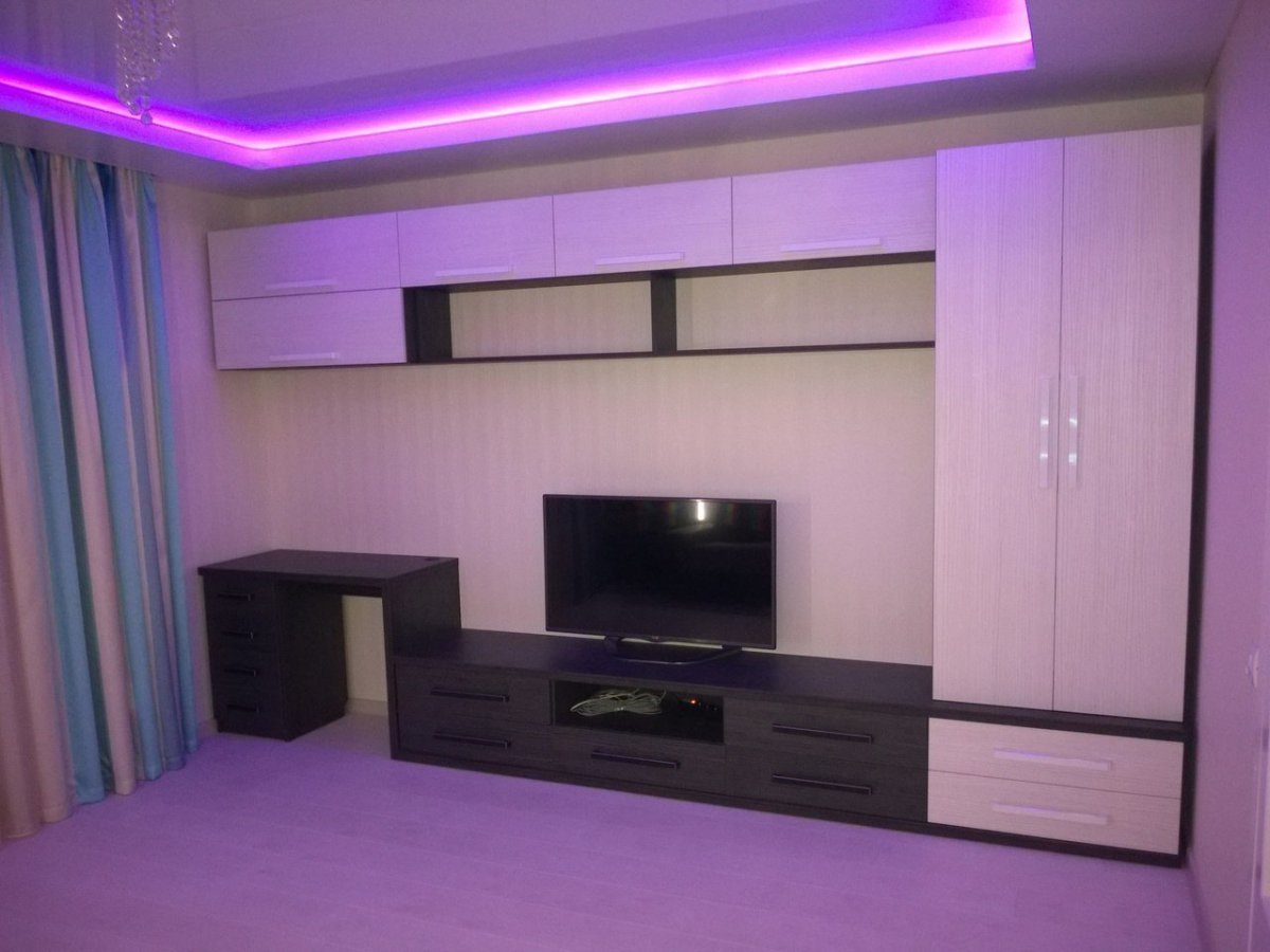 Горка в зал с компьютерным столом