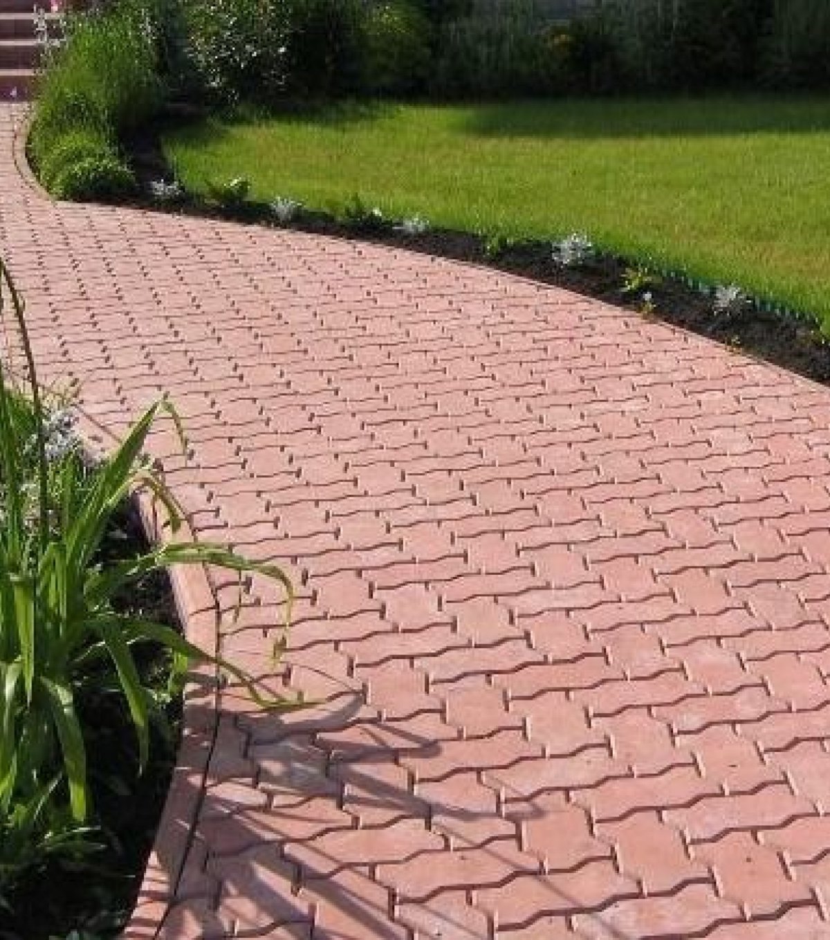 Плитка брусчатка в ландшафте